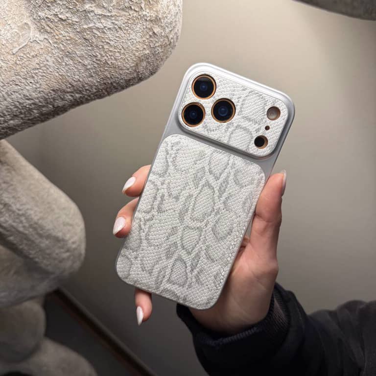 قاب طرح پوست ماری به همراه محافظ دور لنز آیفون